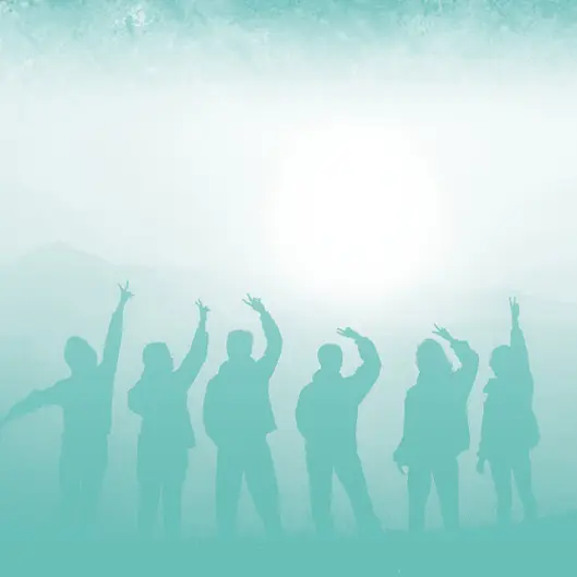 Eine Gruppe Menschen steht im Sonnenuntergang