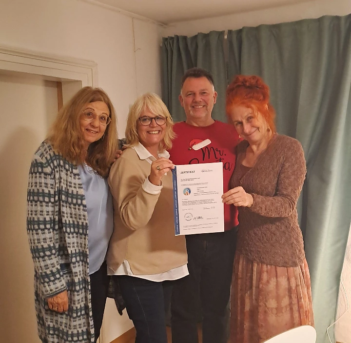 Das Team vom KfdS mit der Zertifizierungs-Urkunde